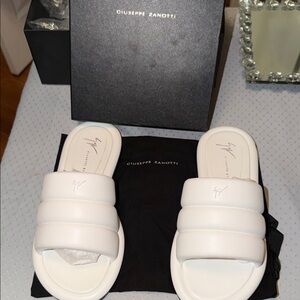 Giuseppe Zanotti White Leather Padded Slides Harmande size 38.5 never worn.